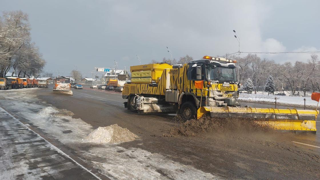 Уборка снега в Алматы