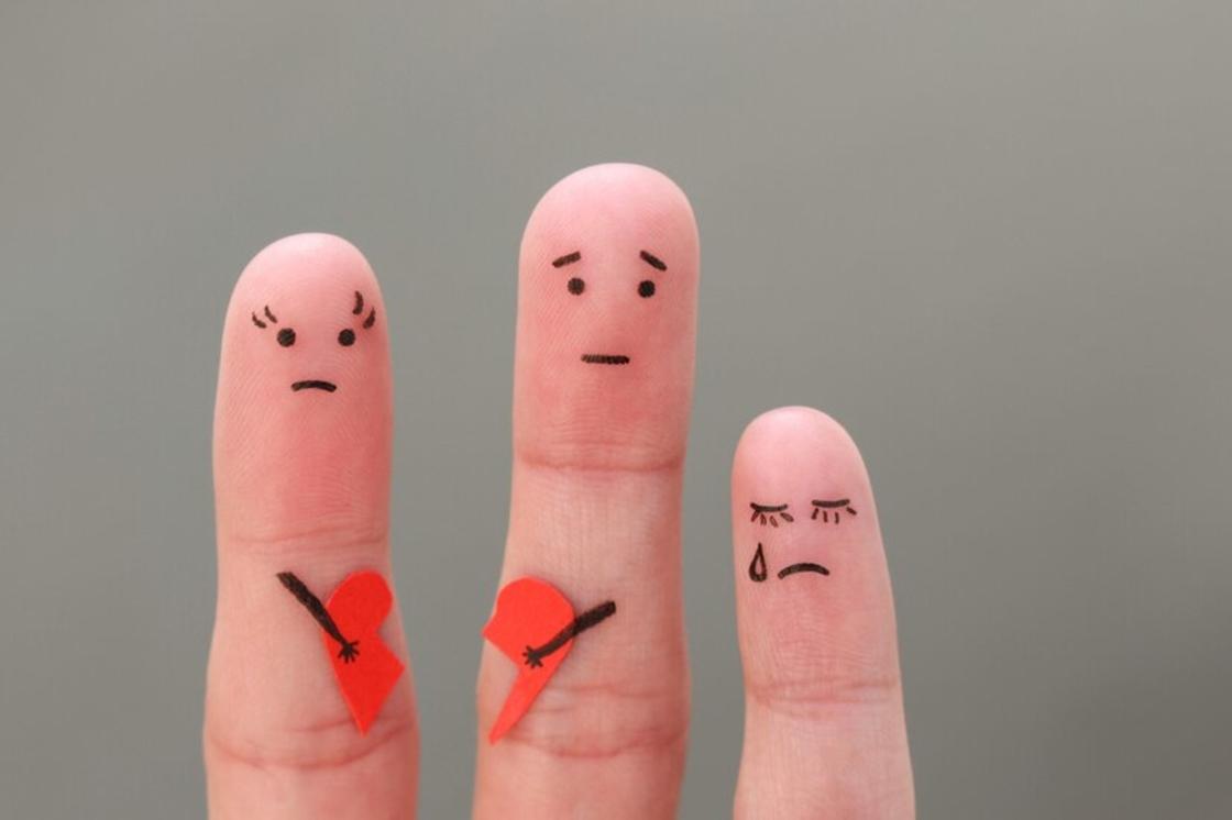 На пальцах руки человека нарисованы разные эмоции