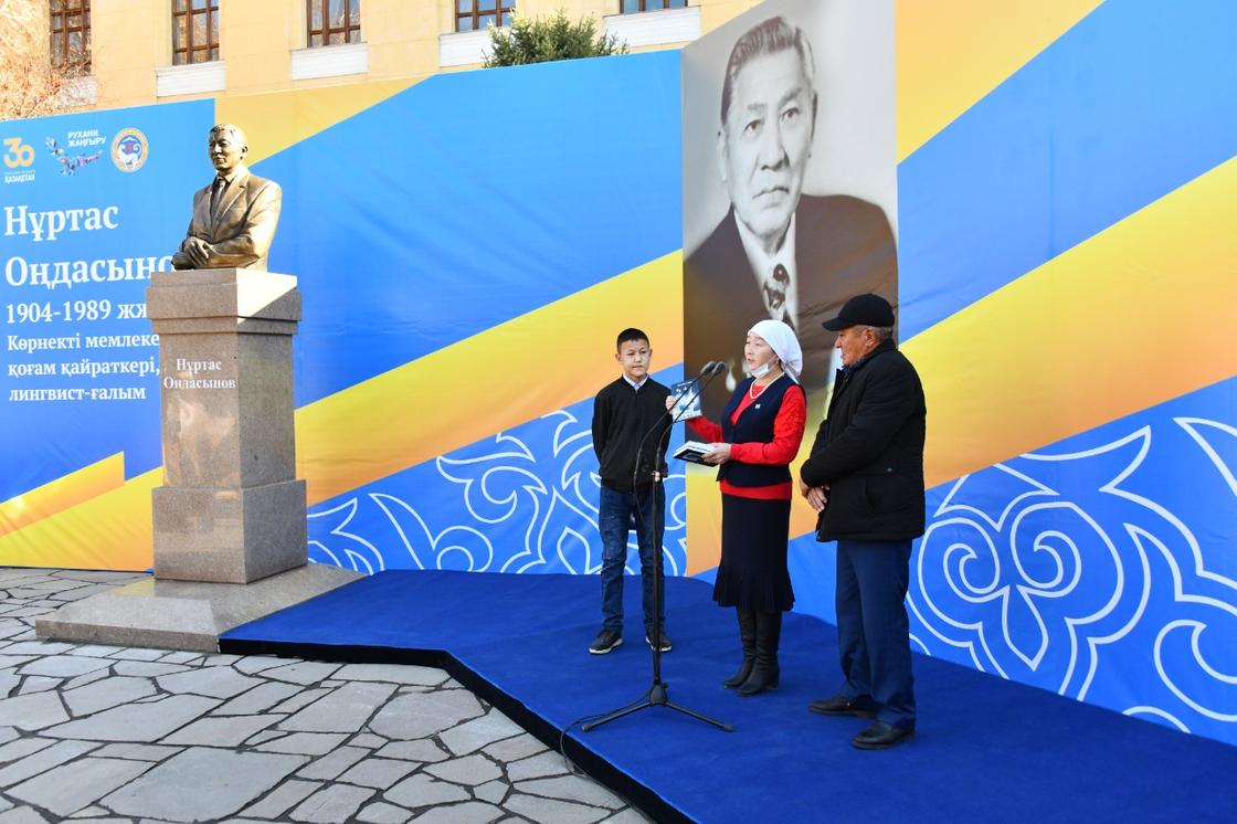 В Алматы открыли памятник Нуртасу Ондасынову