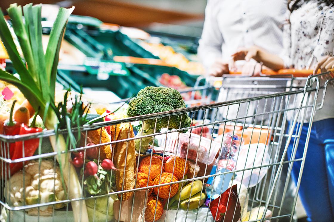 Покупатели выбирают продукты питания в супермаркете