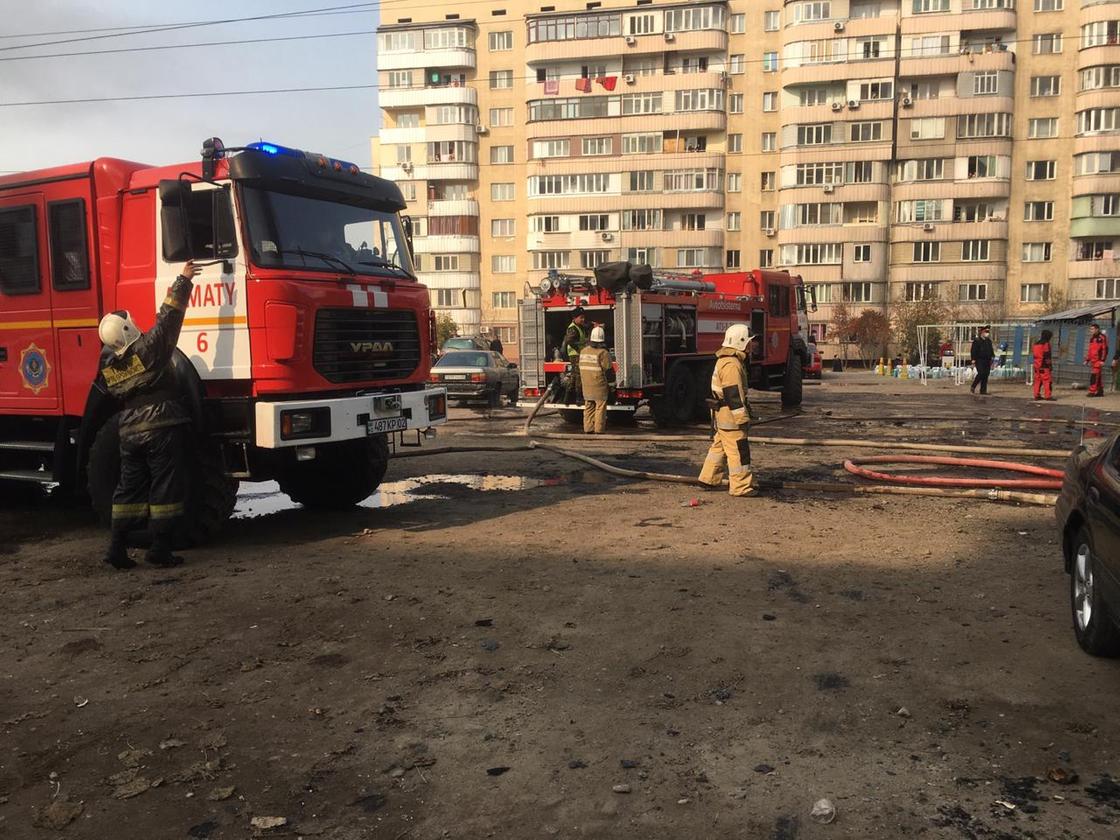 Огнеборцы прибыли к месту пожара в Алматы