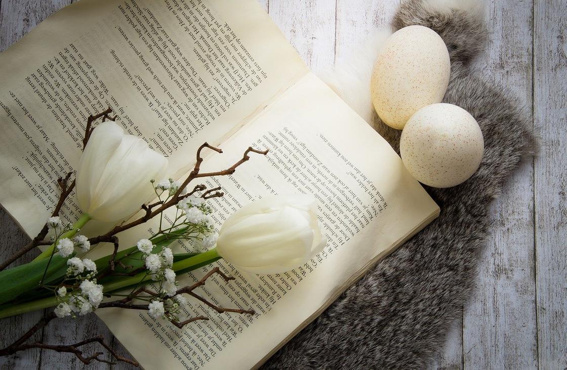 Книга, цветы, пасхальные яйца Книга, цветы, пасхальные яйца