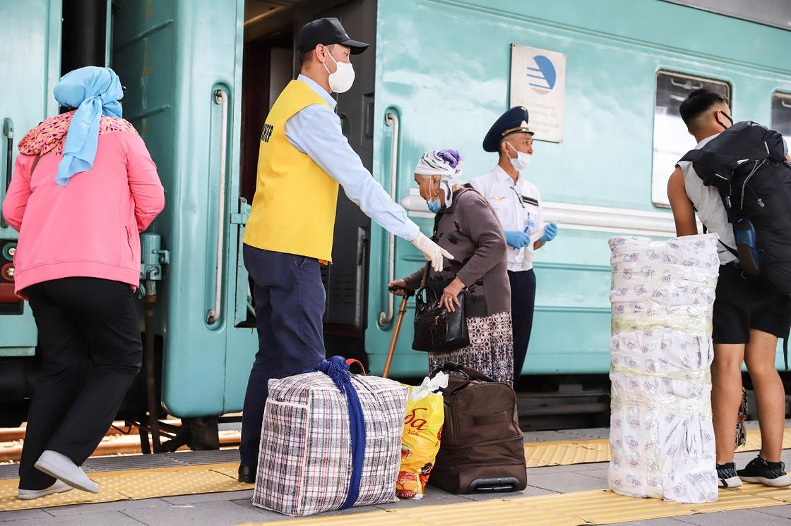 Волонтеры помогают пассажирам с багажом на столичном вокзале