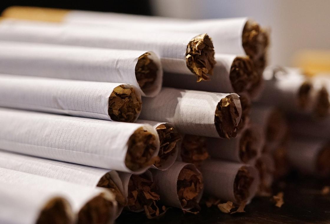 Пытавшегося продать 24,5 тыс. пачек сигарет алматинца осудили (видео)