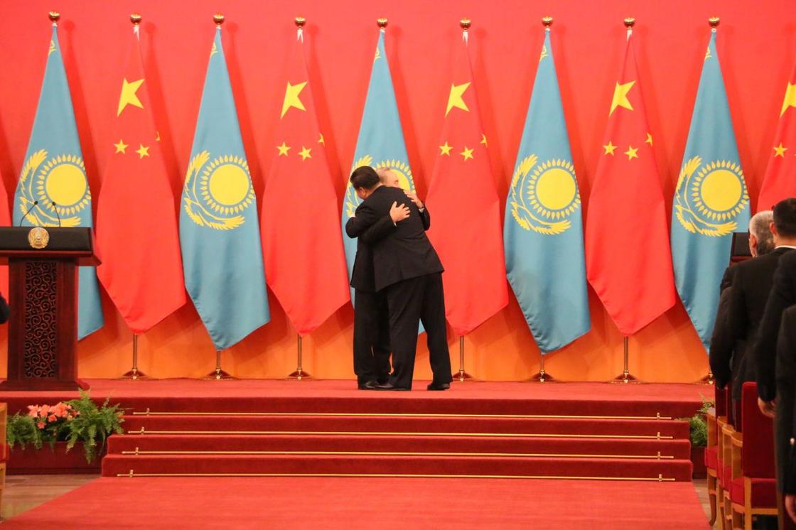Си Цзиньпин крепко обнял Назарбаева перед сотнями китайцев (фото)