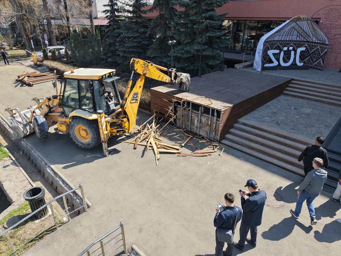 Снос незаконной пристройки Снос незаконной пристройки