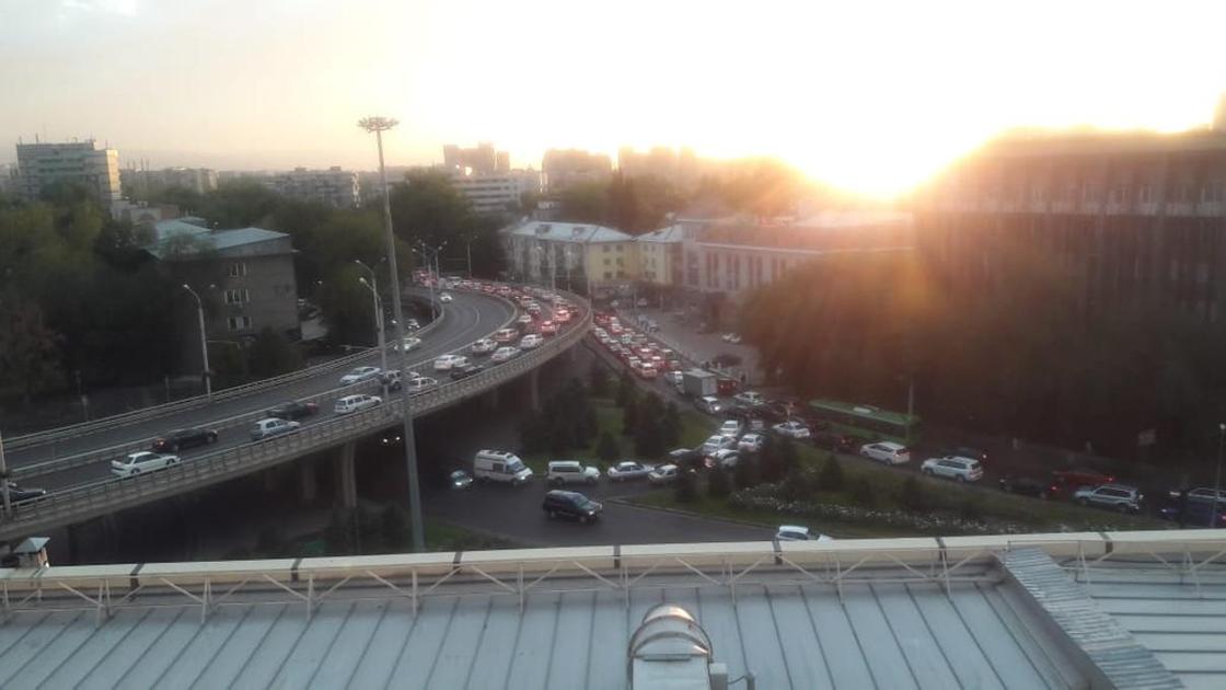Страшные пробки образовались на нескольких улицах Алматы (фото)