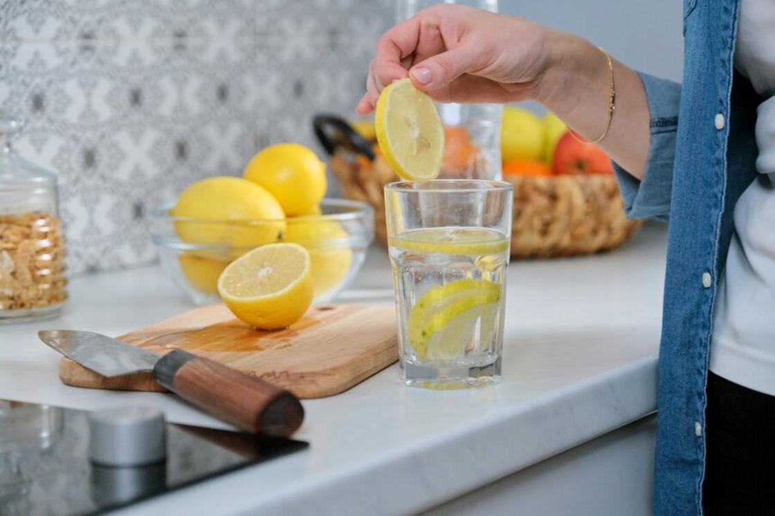 Дольки лимона добавляют в воду