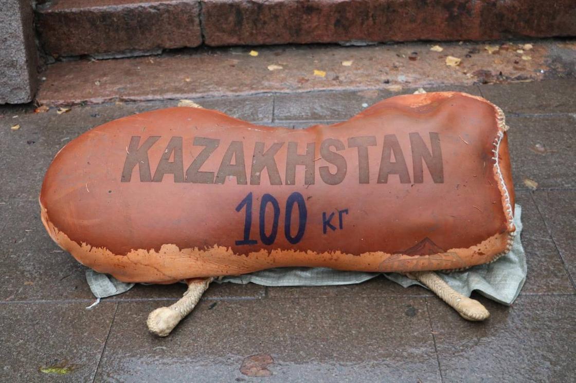 100 келілік өгіз мүсін