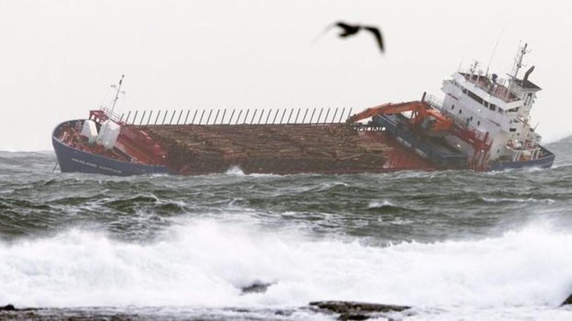 C лайнера, терпящего бедствие у берегов Норвегии, продолжают эвакуировать людей