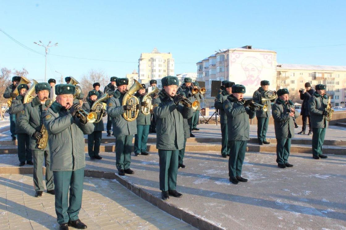 "Тәуелсіз Қазақстан" монументі мен Қайрат Рысқұлбеков ескерткішіне гүл шоқтары қойылды "Тәуелсіз Қазақстан" монументі мен Қайрат Рысқұлбеков ескерткішіне гүл шоқтары қойылды