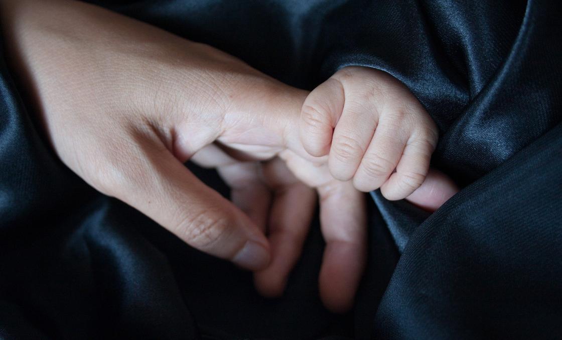 Возле теплотрассы в Атырау нашли новорожденного ребенка