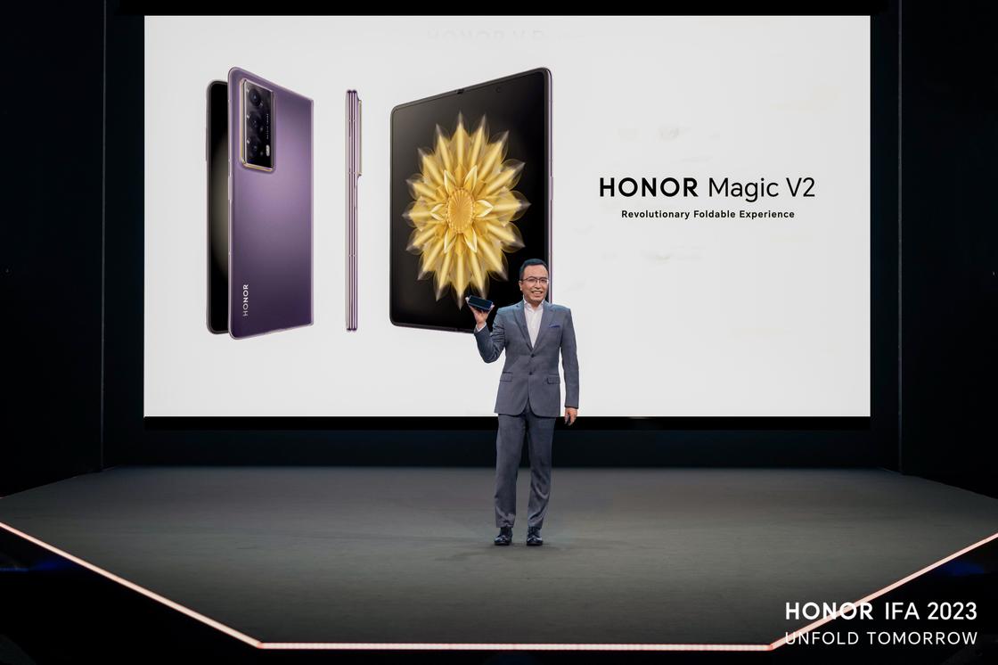 Презентация складного смартфона HONOR Magic V2 на выставке IFA 2023