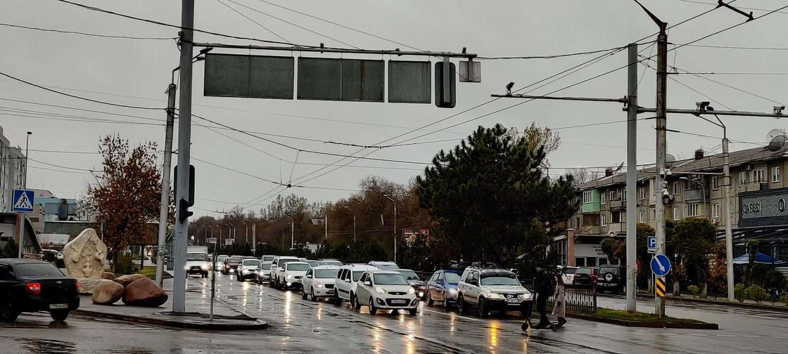 Алматы парализовало из-за снега с дождем: на дорогах пробки и заторы