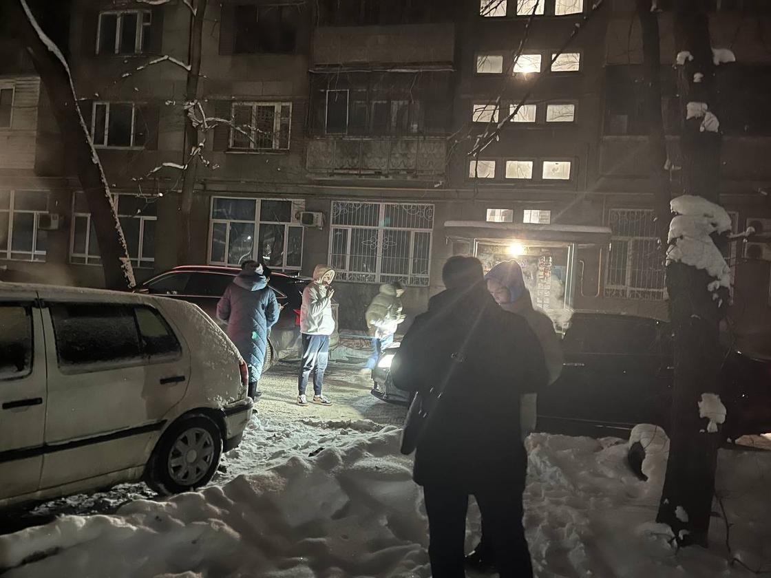 Люди вышли на улице после землетрясения в Алматы