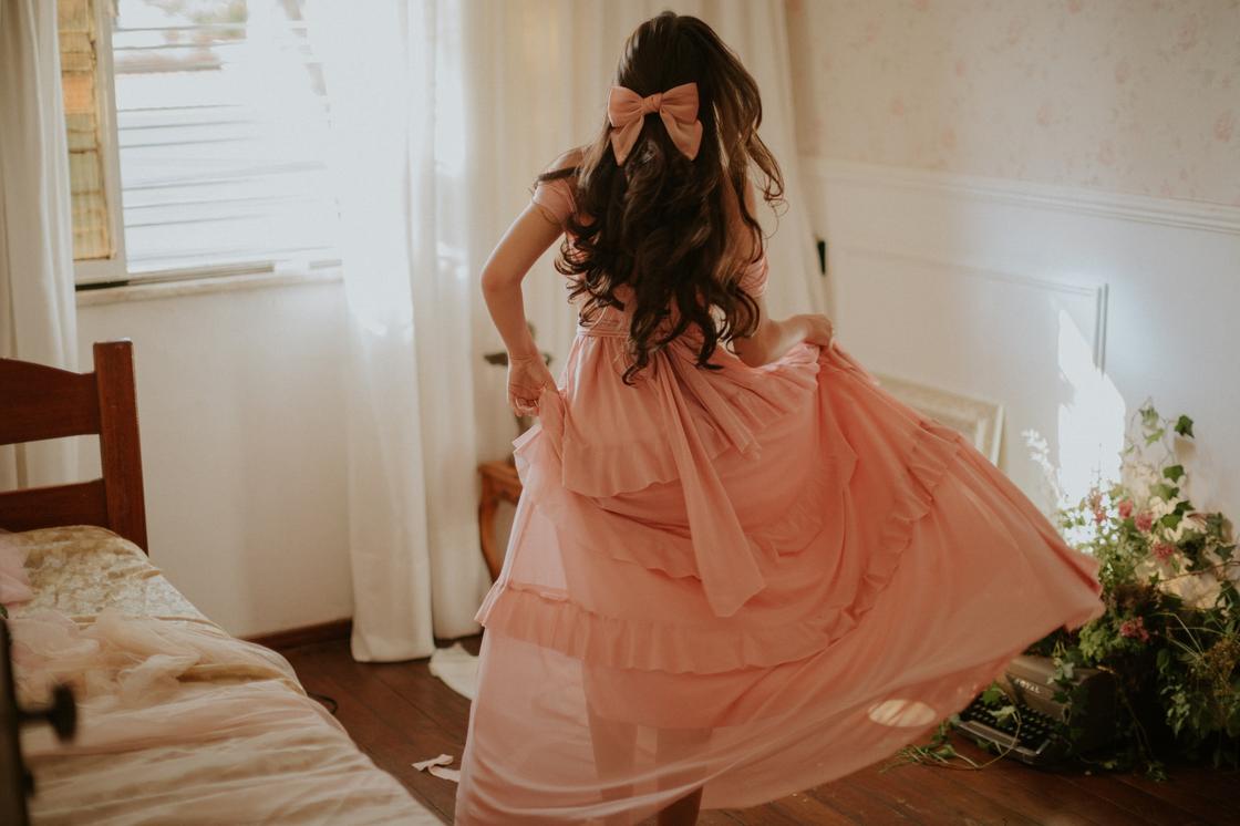 девушка в розовом платье