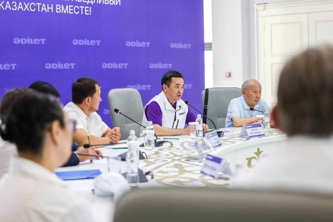 Встреча членов партии "Әділет" с представителями творческой интеллигенции