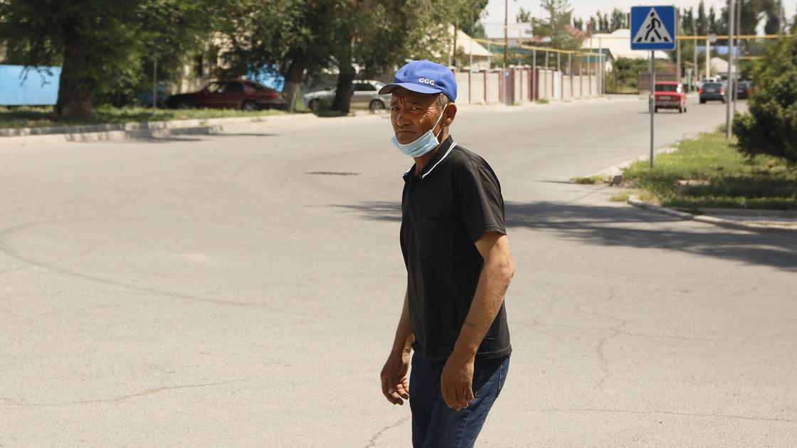 Местный житель Жаркента идет по улице
