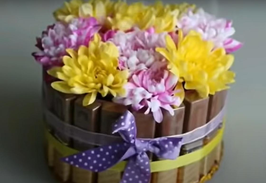 Торт с шоколадками и живыми цветами