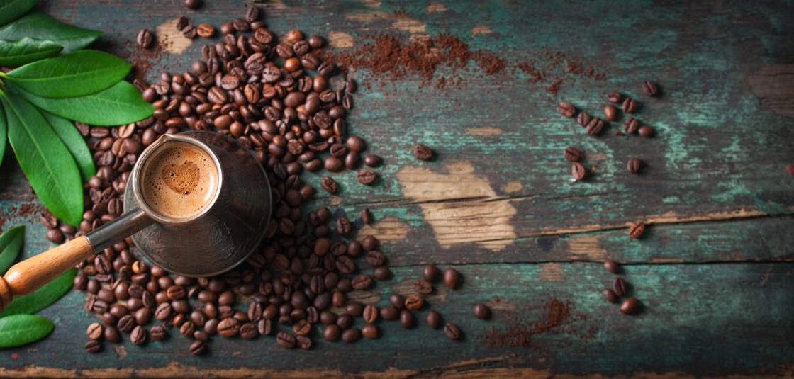 Кофе в турке, стоящей на насыпи из кофейных зерен