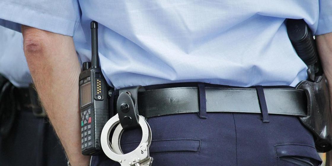 Грабитель под видом полицейского заставлял женщину продать жилье и отдать ему деньги в Шымкенте Грабитель под видом полицейского заставлял женщину продать жилье и отдать ему деньги в Шымкенте