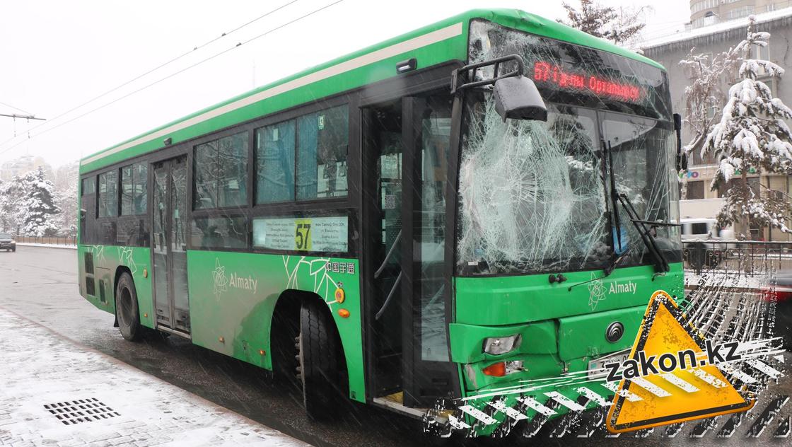 Авария с участием трех автобусов произошла в Алматы (фото)