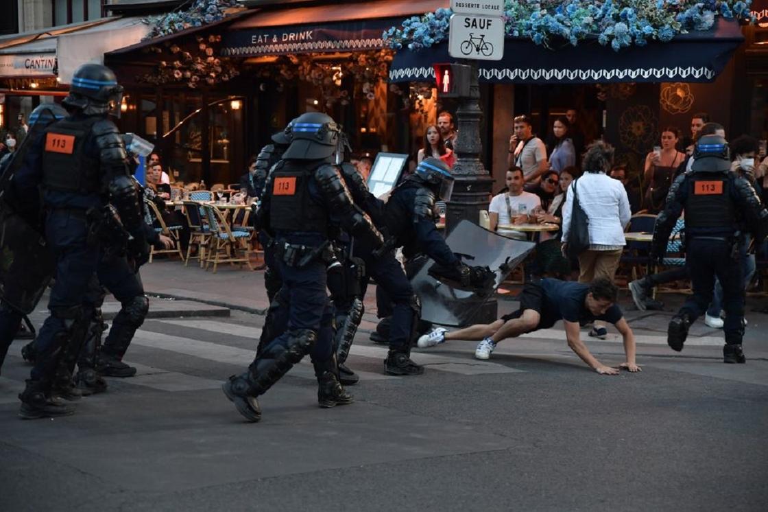 Протестующие и полиция в Париже