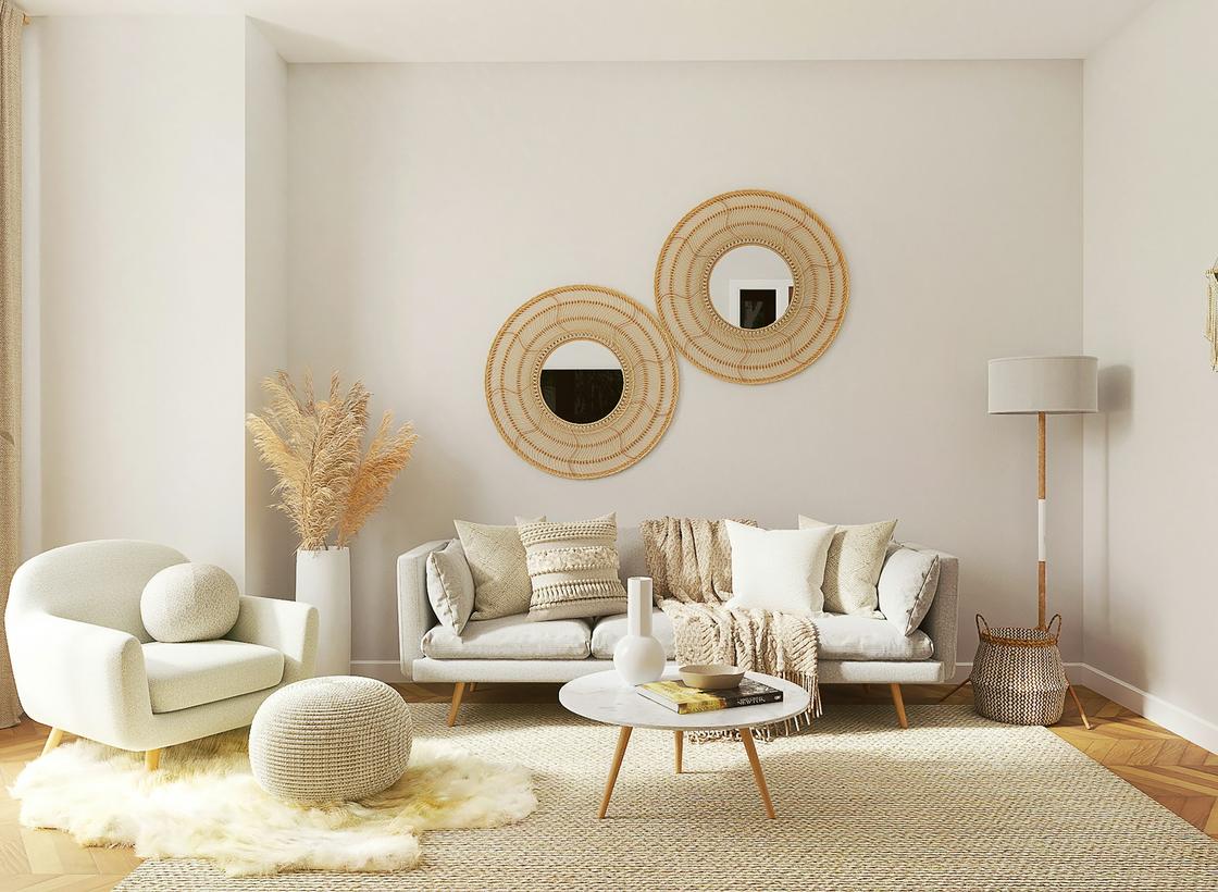 В комнате в скандинавском стиле лаконичная мебель, ковер, подушки в чехлах из натуральных тканей