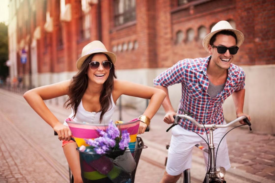Девушка и парень едут на велосипедах