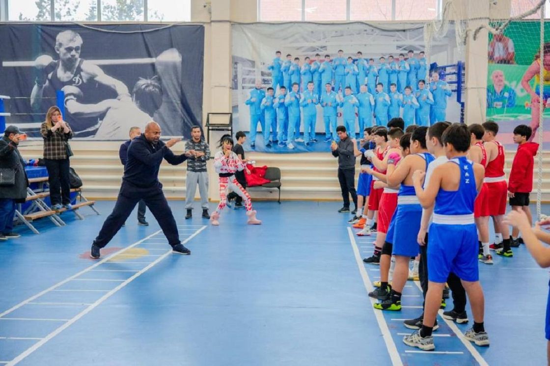 Рой Джонс на встрече с астанинскими школьниками