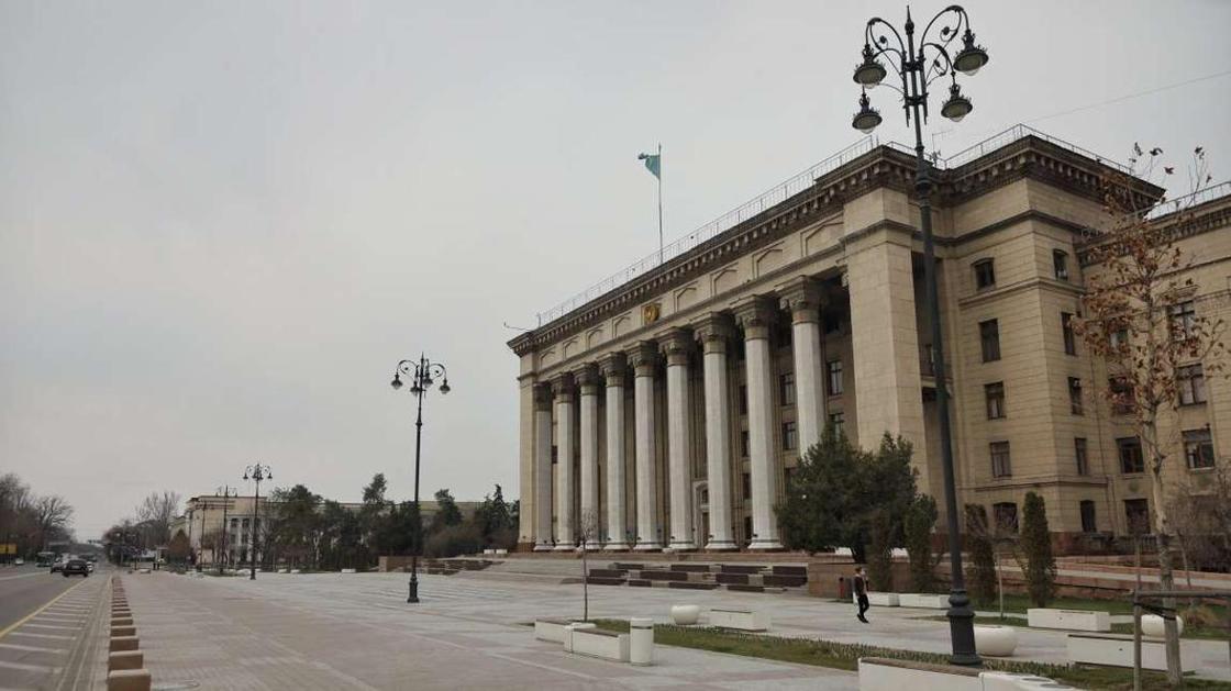 Пустые дворы, курьеры и бомжи: что происходит на улицах Алматы (фото)