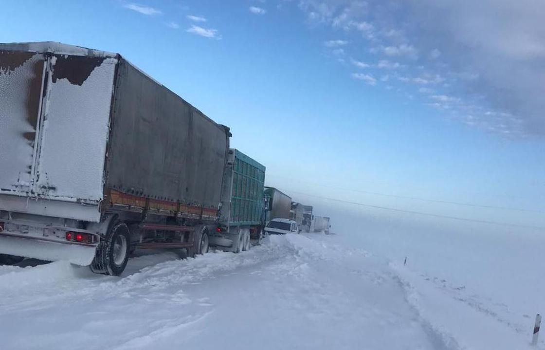 Километровая пробка образовалась на трассе из-за метели и гололеда в Актюбинской области