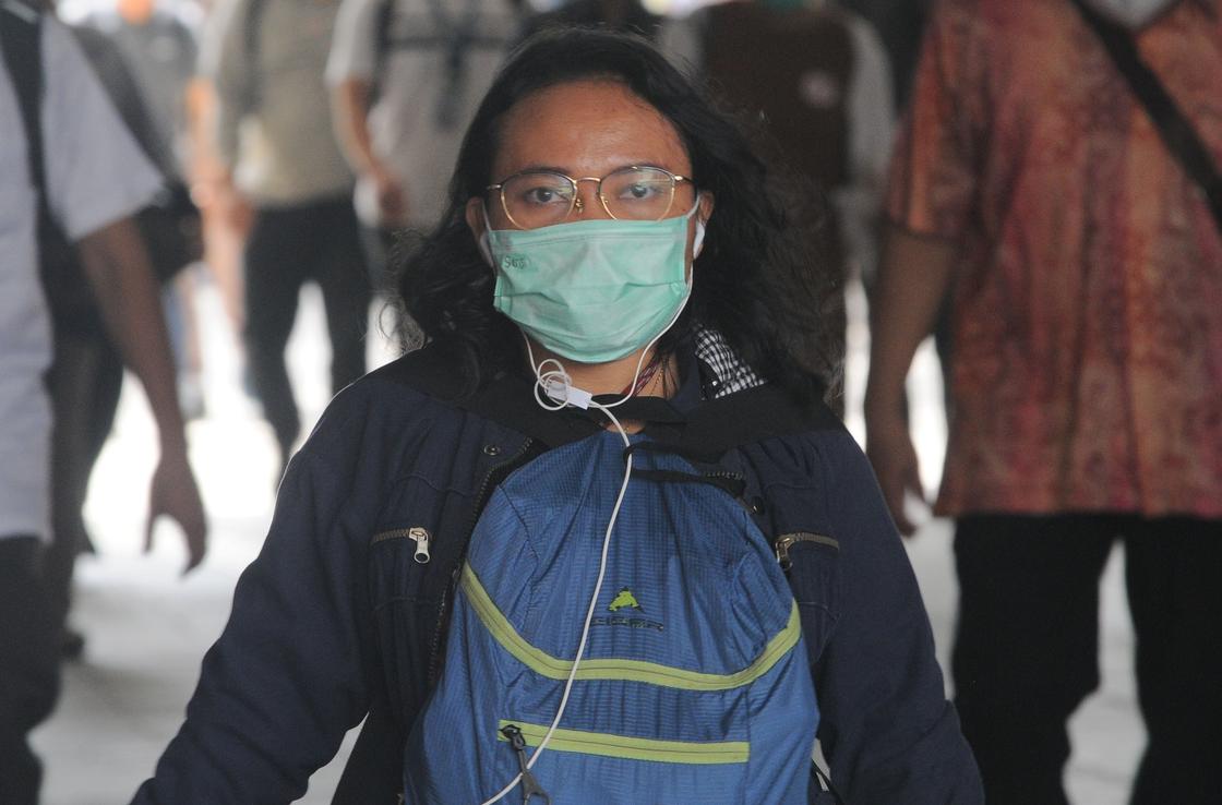 Коронавирус: "привидения" пугают нарушителей карантина в Индонезии