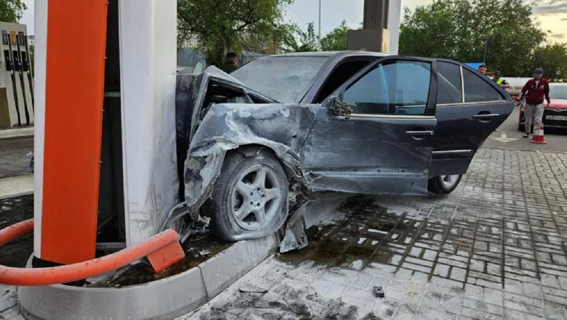 Автомобиль попал в аварию Автомобиль попал в аварию