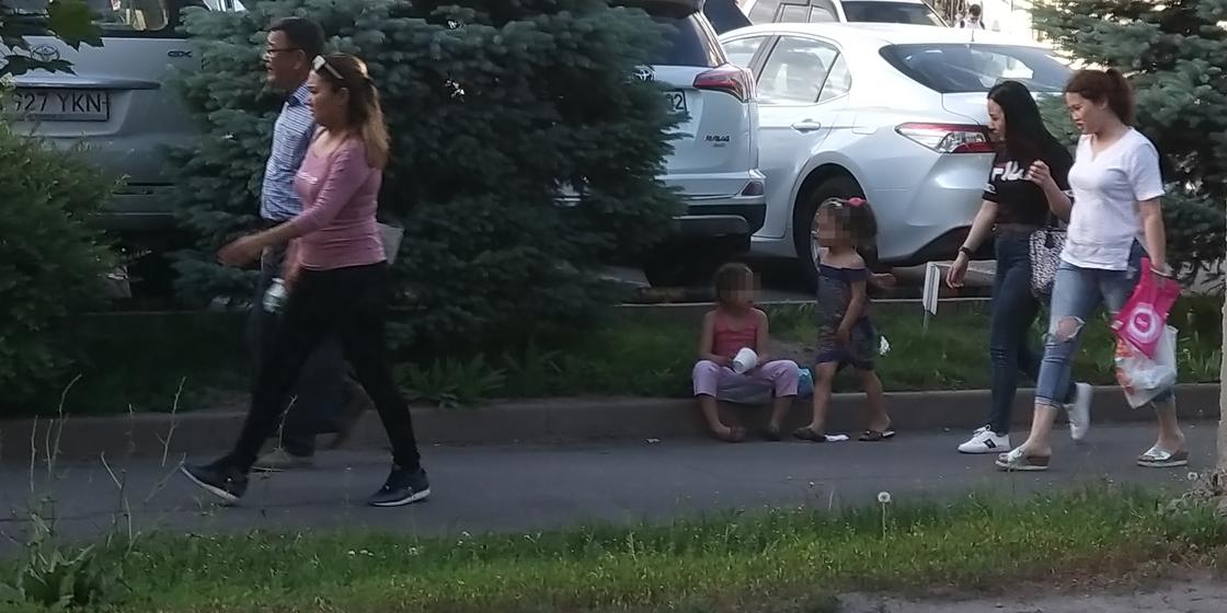 Муж умер, свекровь выгнала: алматинке просит милостыню на улице с детьми