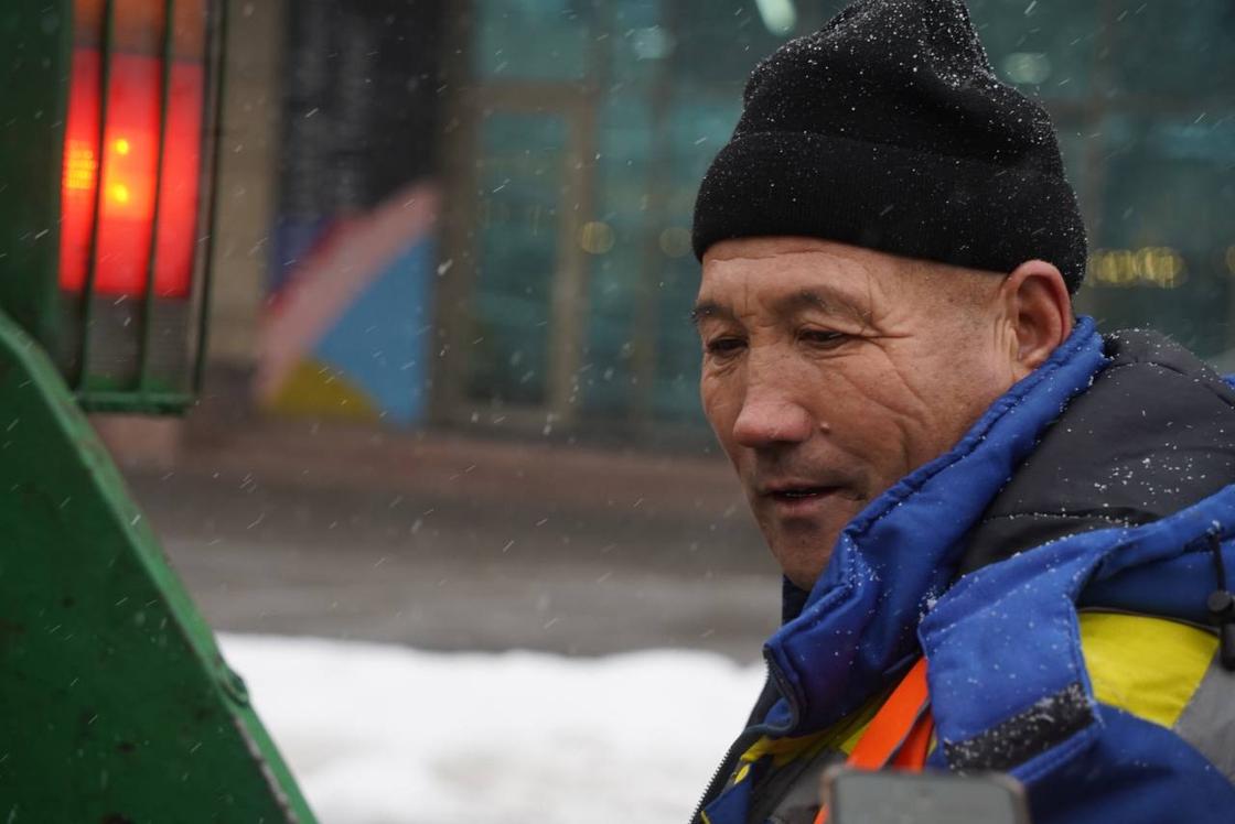 Танатар Жембаев за уборкой снега