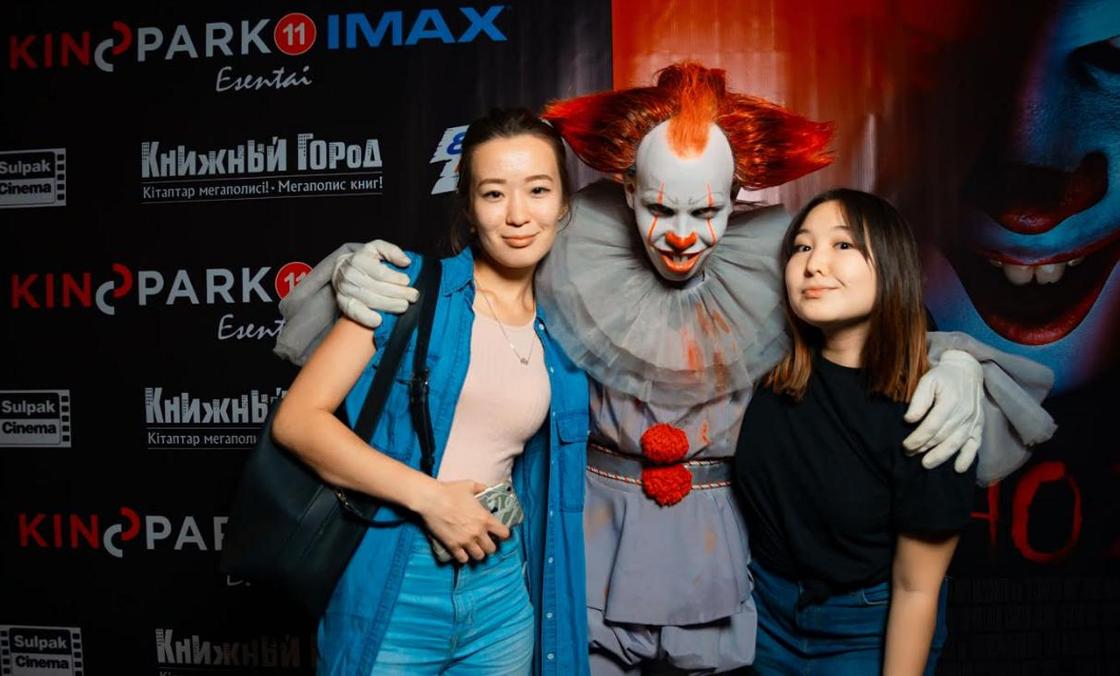 Желтые плащи, клоуны и красные шары: мистический хоррор «Оно 2» стартовал в кинотеатрах Kinopark