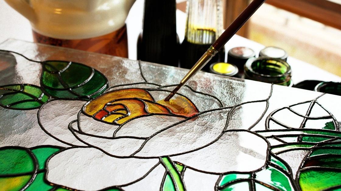 Кисточкой разрисовывают витражные стекла