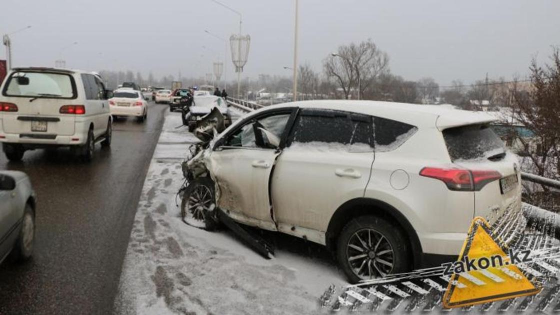 Водитель BMW спровоцировал массовое ДТП в Алматы