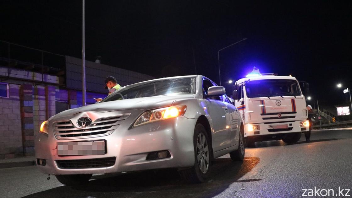 Эвакуатор и авто на месте аварии в Алматы