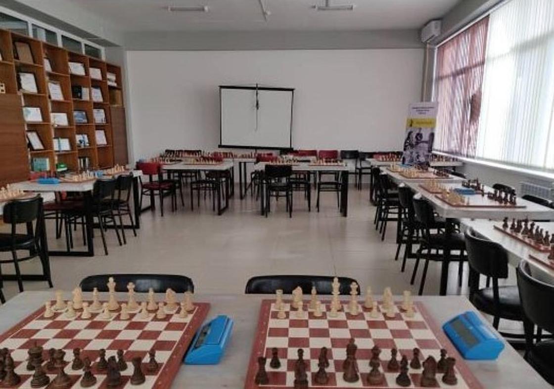 Самый юный гроссмейстер мира провел мастер-класс по шахматам в Алматы