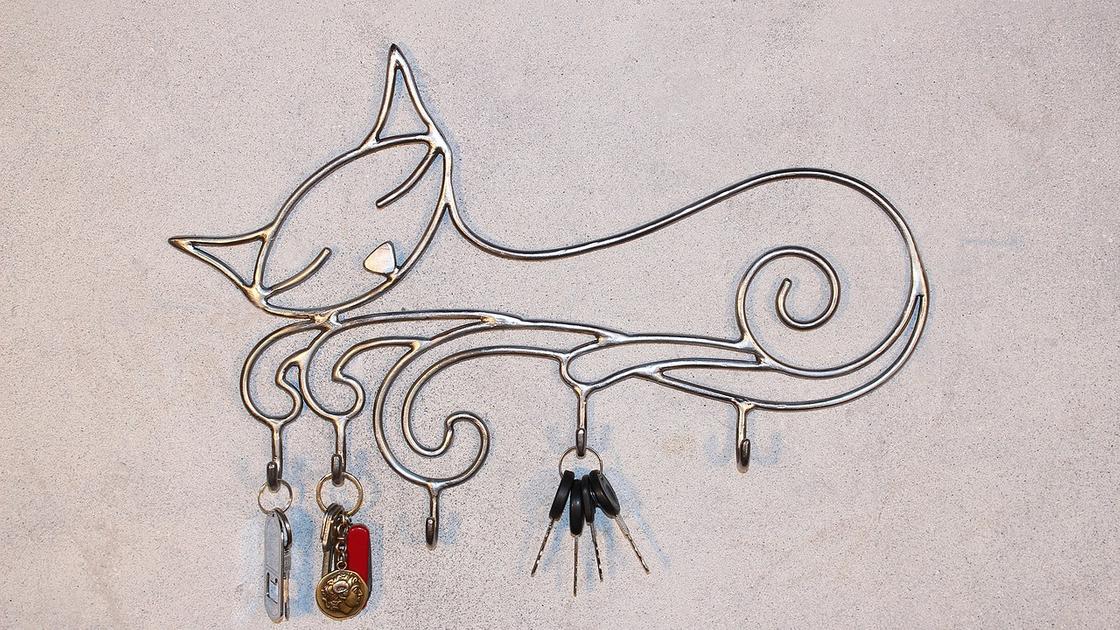 Ключница в виде кошки, на которой висят ключи