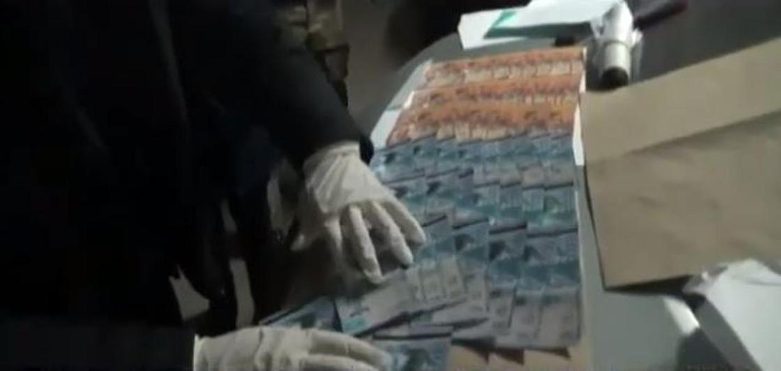 Взятку в 1,9 млн тенге получили госслужащие в МОР (видео)