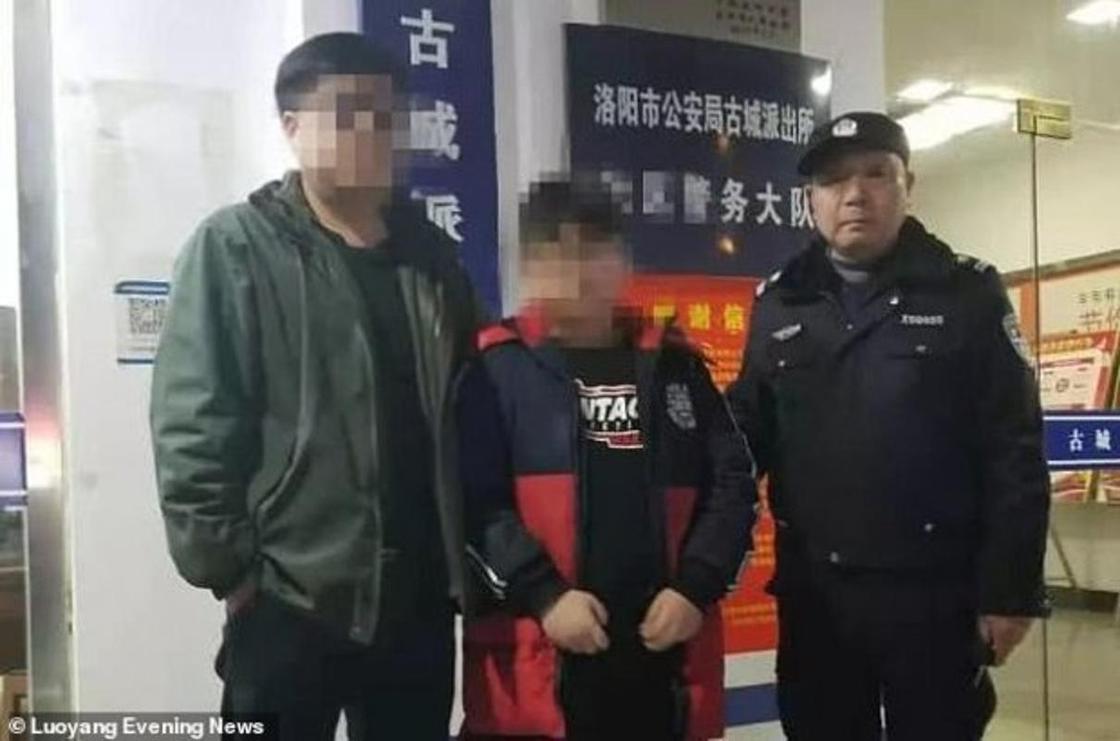 Қытайлық азаматша сабақ үлгерімі төмен баласынан бас тартты Қытайлық азаматша сабақ үлгерімі төмен баласынан бас тартты