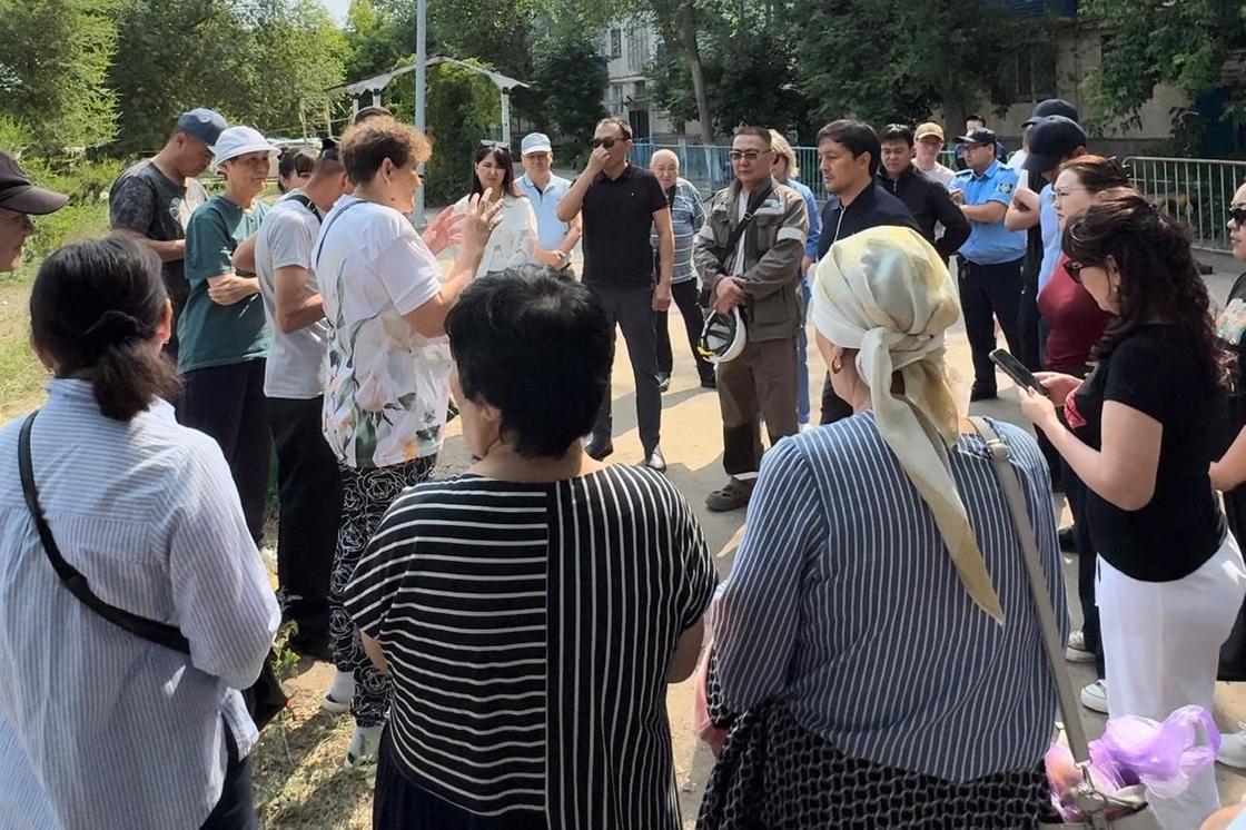 Өрттен кейін үй тұрғындарымен кездесу Өрттен кейін үй тұрғындарымен кездесу