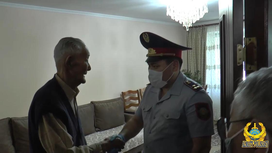 Глава алматинской полиции посетил ветеранов Великой Отечественной войны