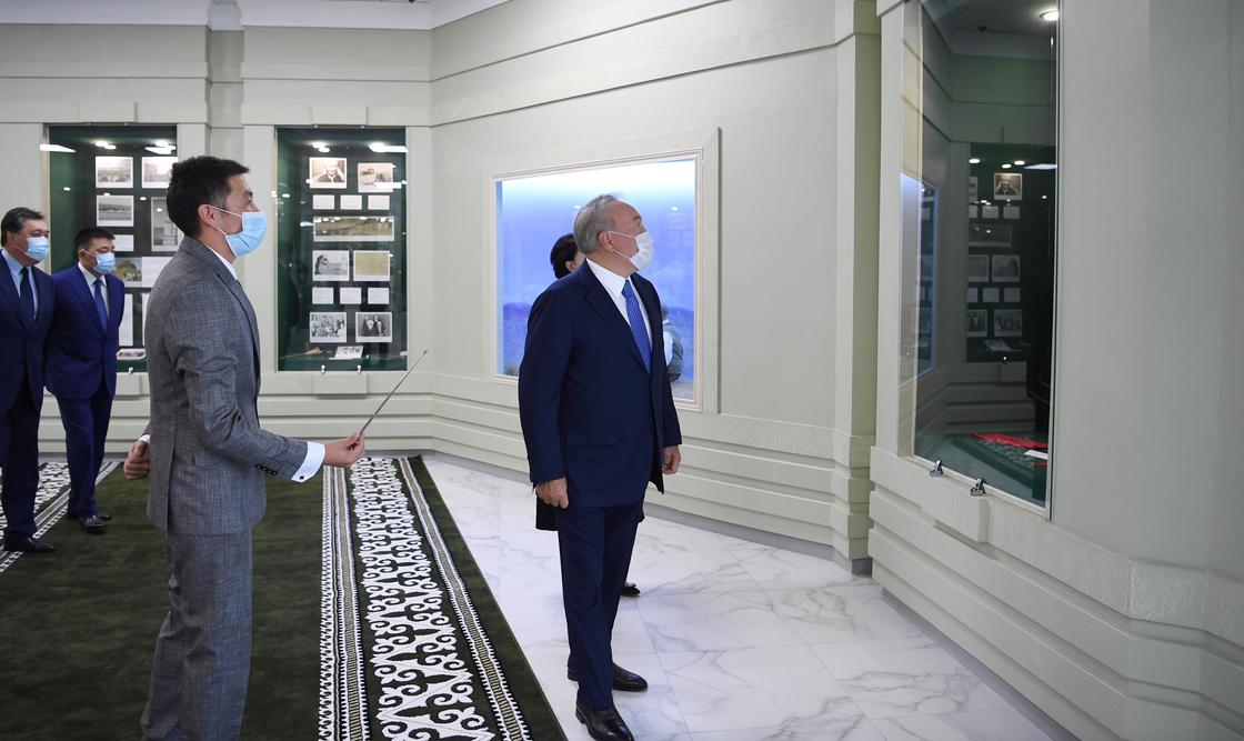 Нурсултан Назарбаев посетил музей в Актау