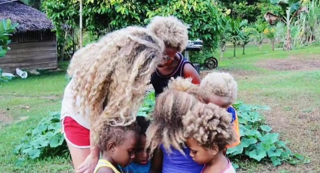 ФОТОРЕП Феномен случайной мутации: почему темнокожие люди в Меланезии блондины (фото)