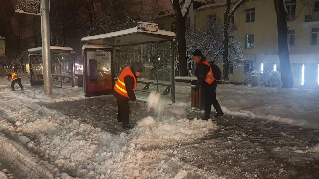 Заторы, аварии, гололед на дорогах: в Алматы выпало 15 сантиметров снега (фото, видео)