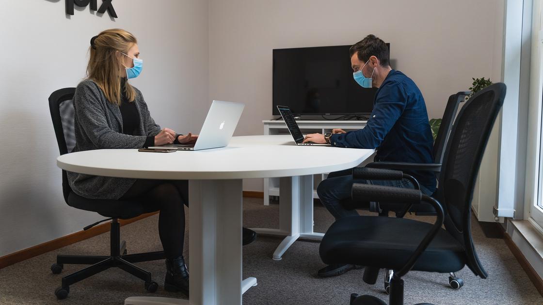 Люди работают Люди работают